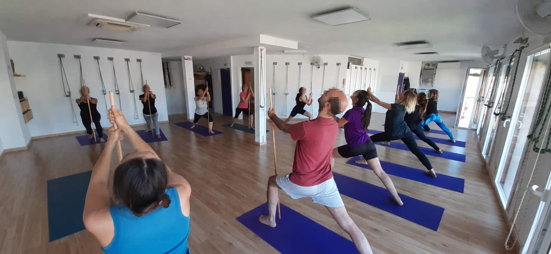 Virabhadrasana amb l'ajuda d'un bastó